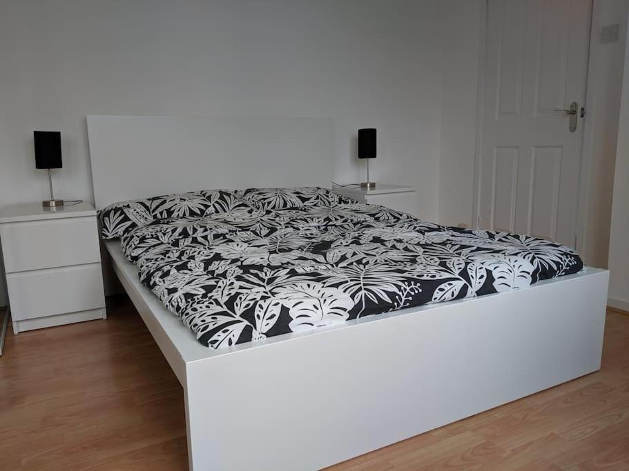 Private 2 Bed Flat Close To Excel & City Airport London Kültér fotó