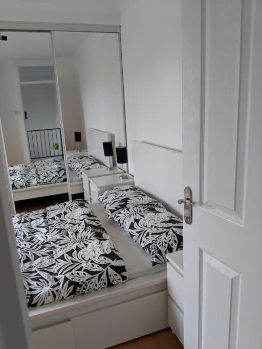 Private 2 Bed Flat Close To Excel & City Airport London Kültér fotó