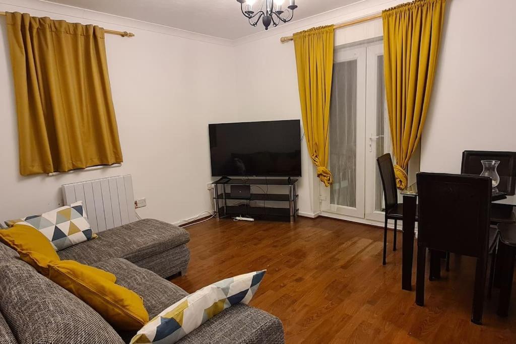 Private 2 Bed Flat Close To Excel & City Airport London Kültér fotó